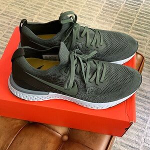 Nike Epic React Flyknit 2 Sneaker